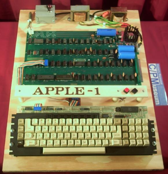 Un calculator Apple 1 a fost vândut pentru 365.000 de dolari